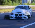 Gewonde en ravage nadat auto op zijkant belandt