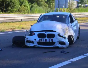 Gewonde en ravage nadat auto op zijkant belandt