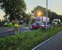Auto crasht tegen lantaarnpaal na aanrijding