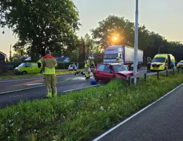 Auto crasht tegen lantaarnpaal na aanrijding