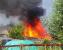 Zwarte rookwolken door brand in gebouw