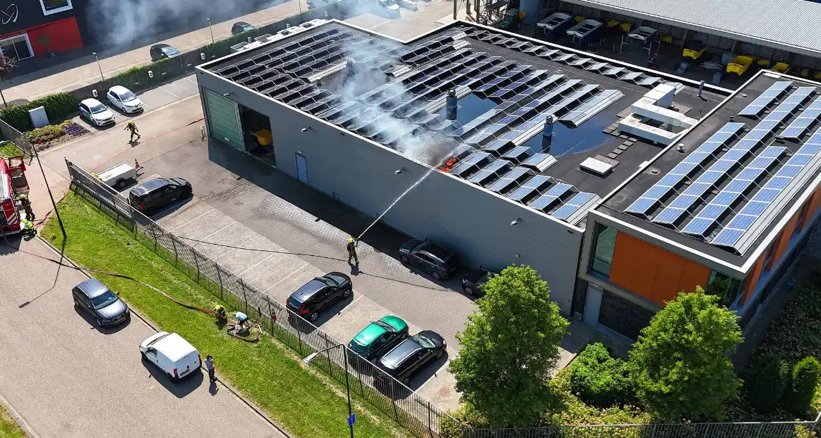 Zonnepanelen betrokken bij gebouwbrand - Foto 1