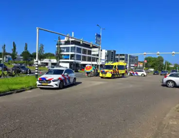 Auto botst op fietster, ernstige gevolgen