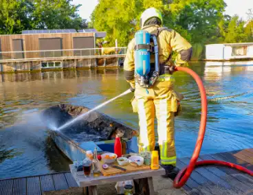 Opvarende loopt brandwonden op door brand in boot