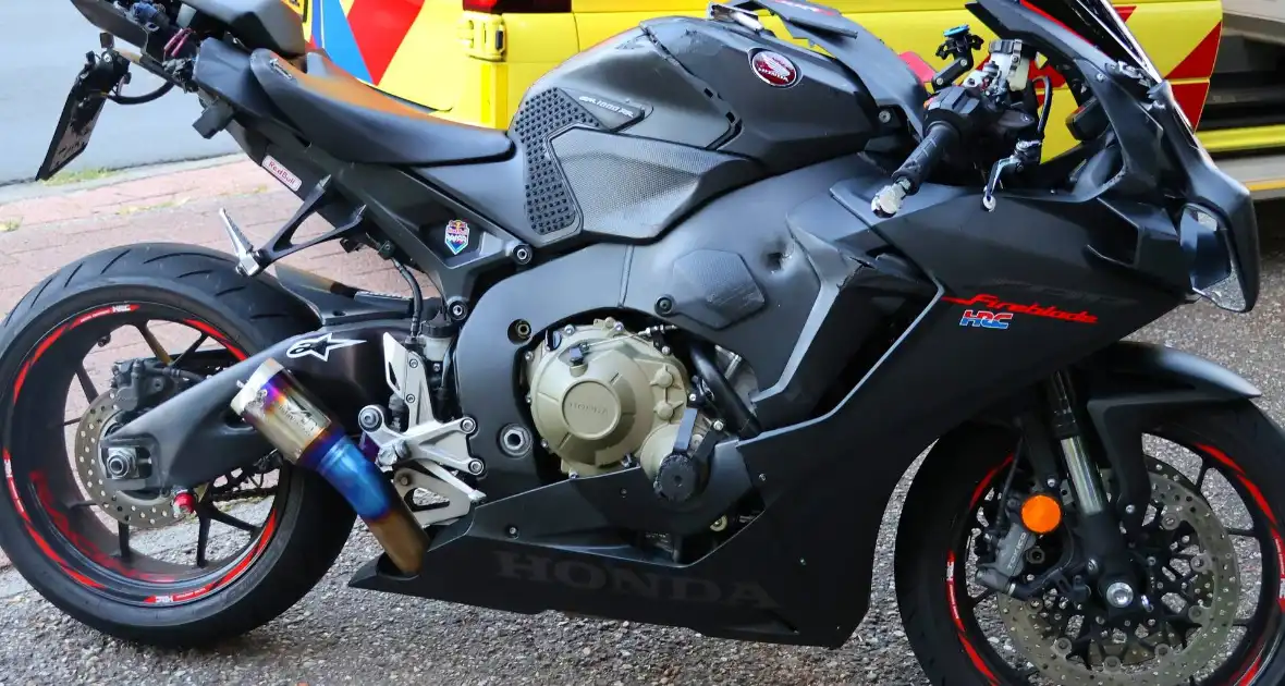 Hulpdiensten ingezet nadat motorrijder ten val komt