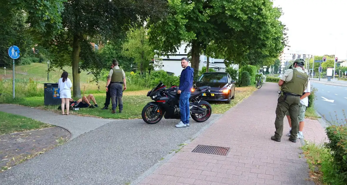 Hulpdiensten ingezet nadat motorrijder ten val komt - Foto 3