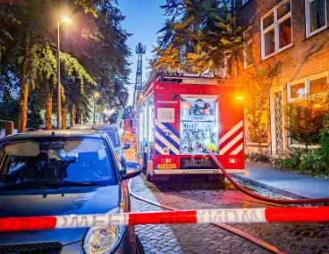 Brand verspreid zich via dak, vijftien woningen ontruimd