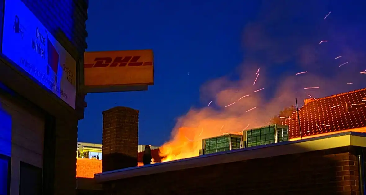 Gebouwbrand zorgt voor uitdagende situatie voor hulpdiensten - Foto 1