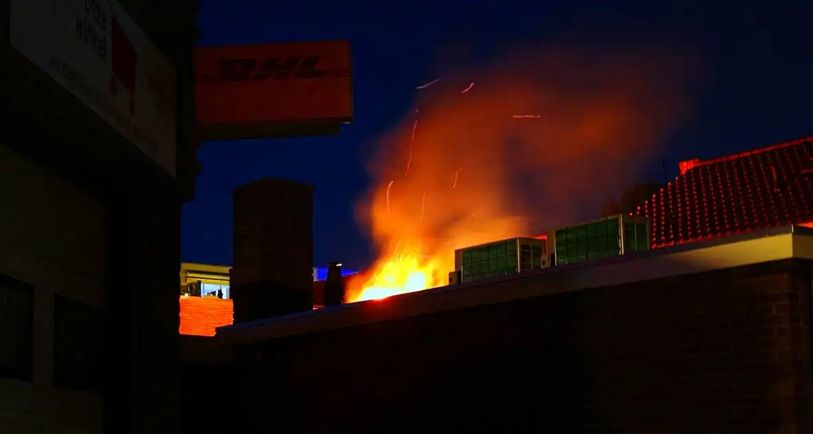 Gebouwbrand zorgt voor uitdagende situatie voor hulpdiensten - Foto 3