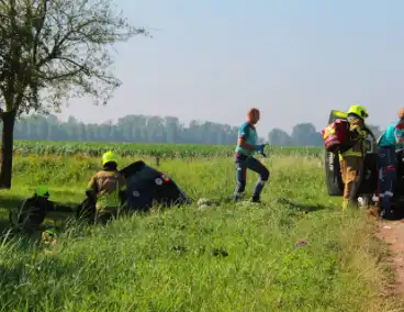 Auto belandt in sloot na botsing met bestelbus