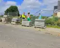 Vrouw met scootmobiel in sloot na poging om hek te passeren