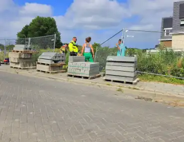 Vrouw met scootmobiel in sloot na poging om hek te passeren