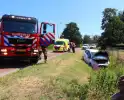 Fietser aangereden, auto belandt in sloot