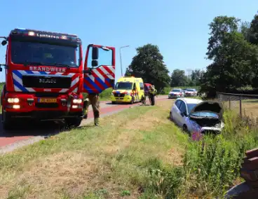 Fietser aangereden, auto belandt in sloot