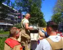 Brandweer haalt portemonnee uit kledingbak