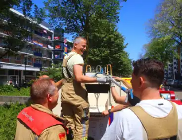 Brandweer haalt portemonnee uit kledingbak