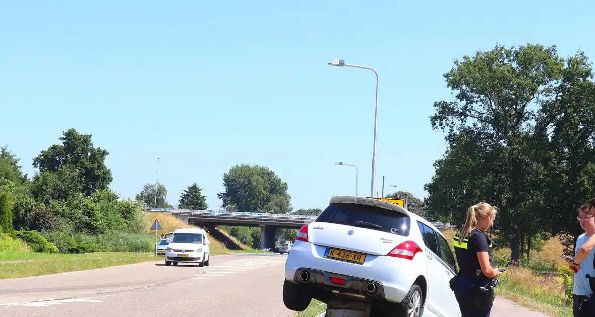 Auto belandt op varkensrug - Foto 1