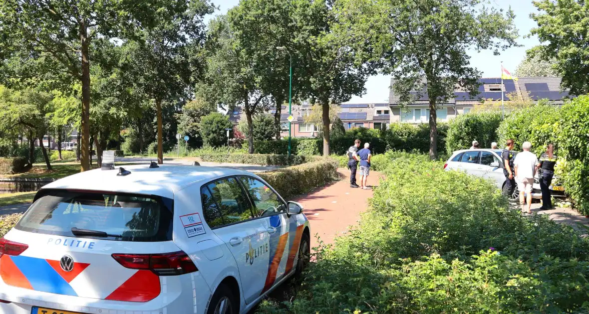 Auto vliegt uit de bocht en eindigt tegen tuinschutting