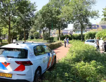 Auto vliegt uit de bocht en eindigt tegen tuinschutting