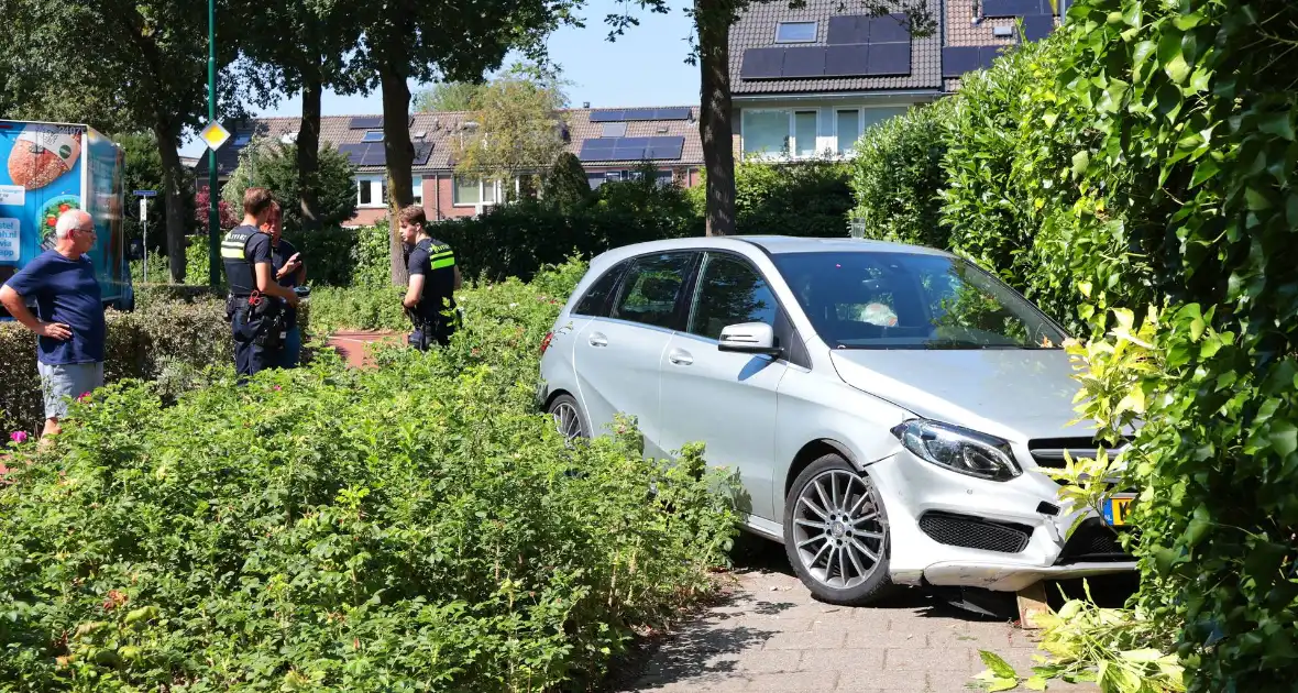 Auto vliegt uit de bocht en eindigt tegen tuinschutting - Foto 10