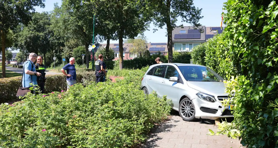 Auto vliegt uit de bocht en eindigt tegen tuinschutting - Foto 11