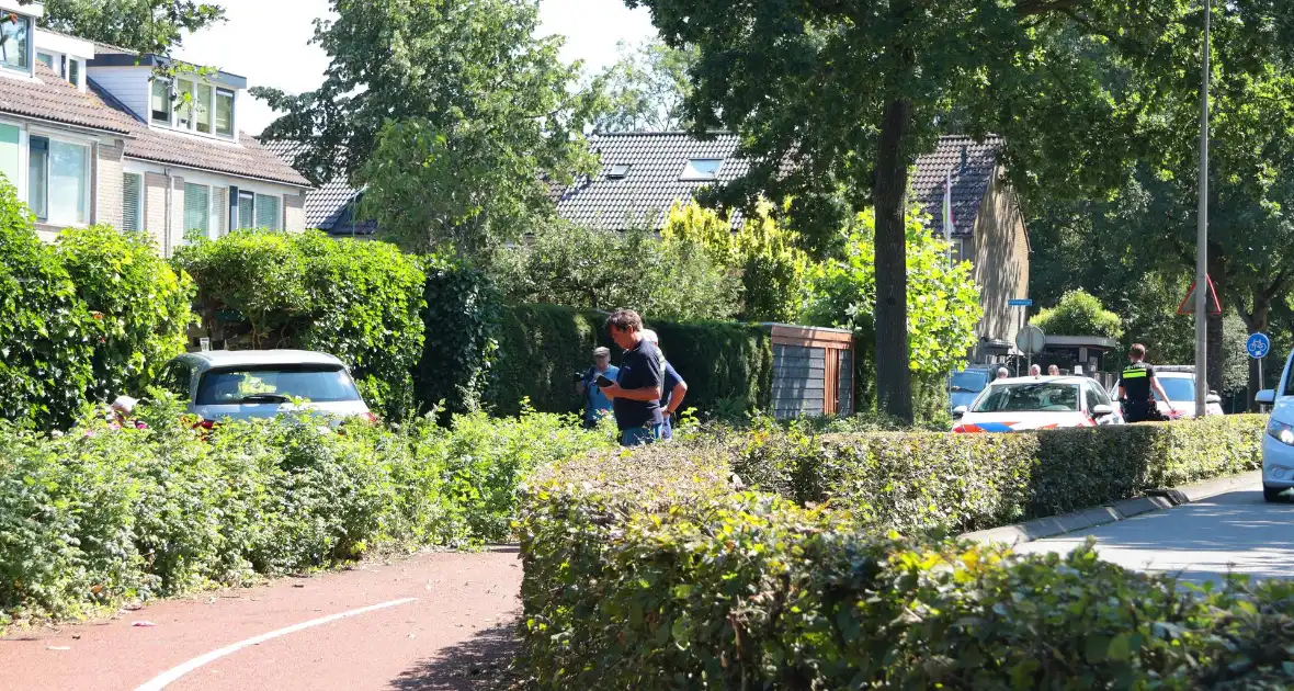 Auto vliegt uit de bocht en eindigt tegen tuinschutting - Foto 13