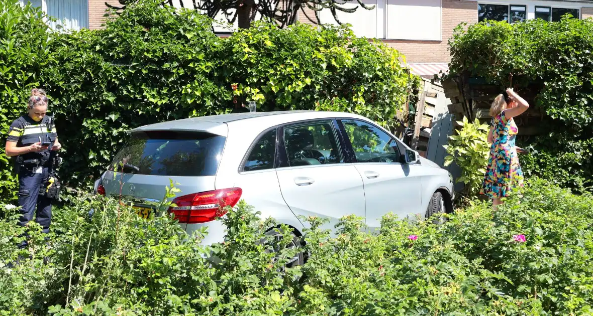 Auto vliegt uit de bocht en eindigt tegen tuinschutting - Foto 14