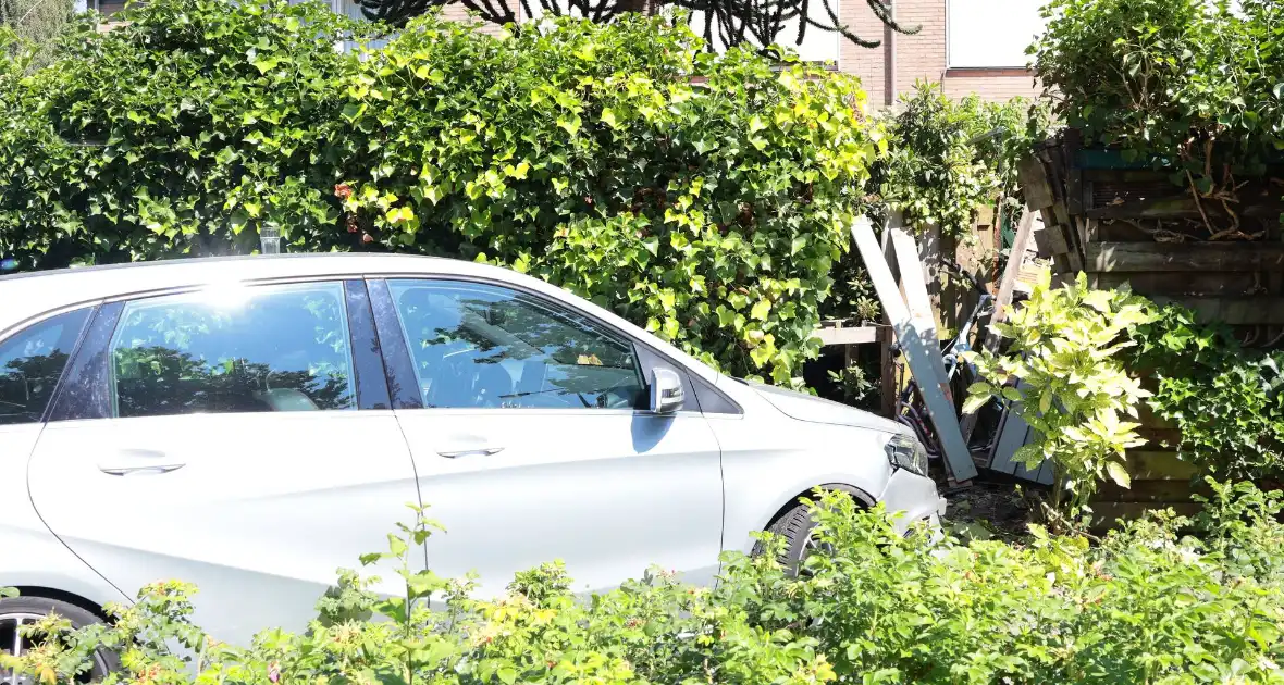 Auto vliegt uit de bocht en eindigt tegen tuinschutting - Foto 15