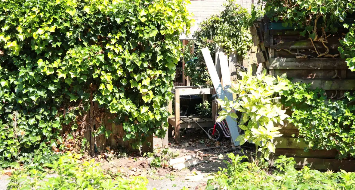 Auto vliegt uit de bocht en eindigt tegen tuinschutting - Foto 17