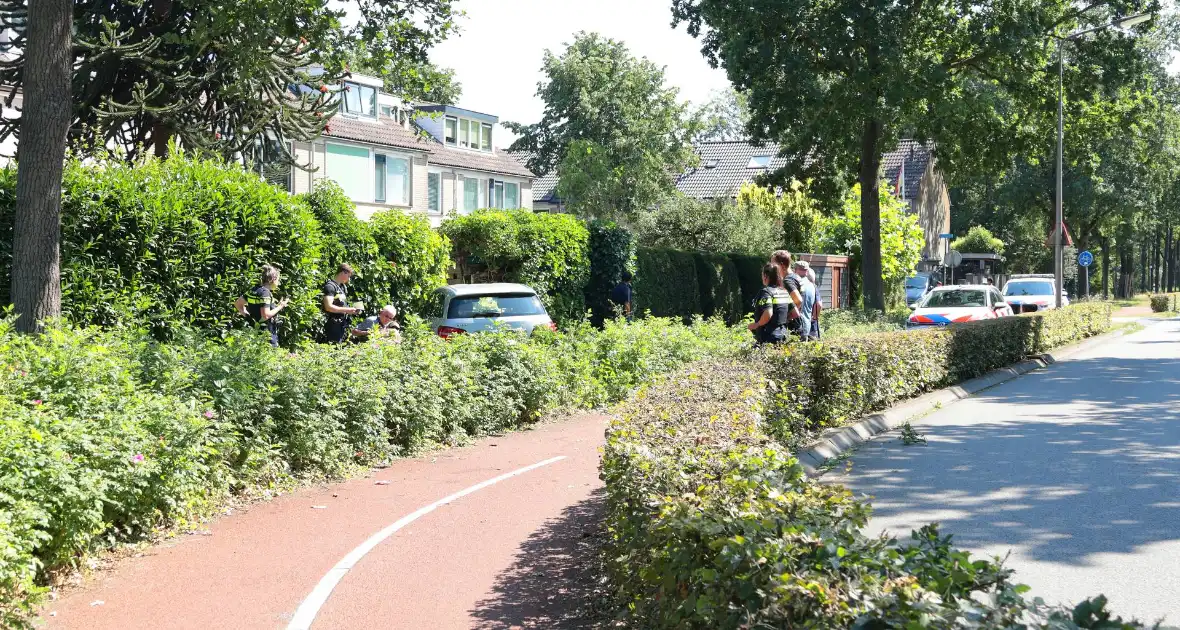 Auto vliegt uit de bocht en eindigt tegen tuinschutting - Foto 2