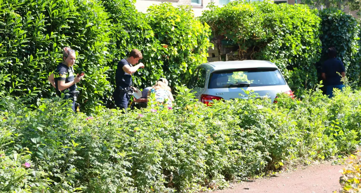 Auto vliegt uit de bocht en eindigt tegen tuinschutting - Foto 3