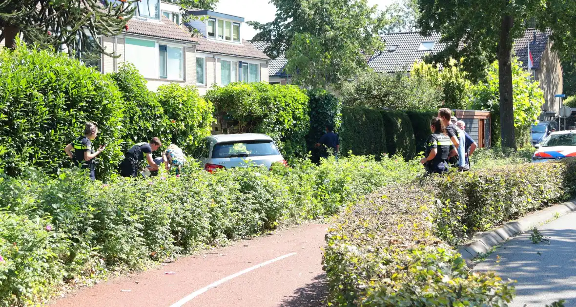 Auto vliegt uit de bocht en eindigt tegen tuinschutting - Foto 4