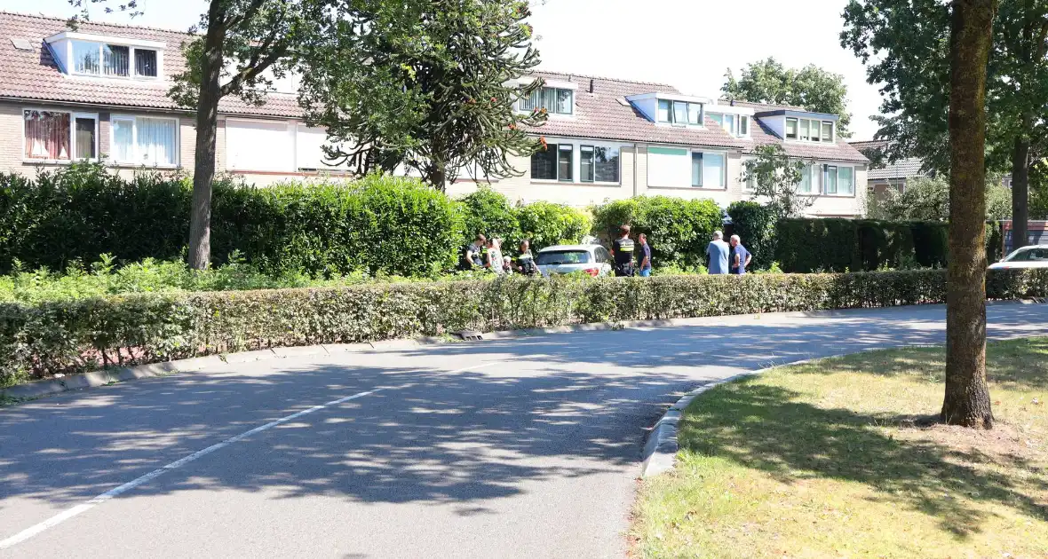 Auto vliegt uit de bocht en eindigt tegen tuinschutting - Foto 5