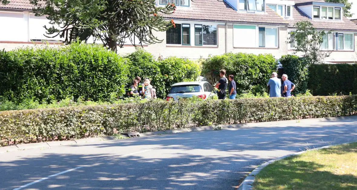 Auto vliegt uit de bocht en eindigt tegen tuinschutting - Foto 6