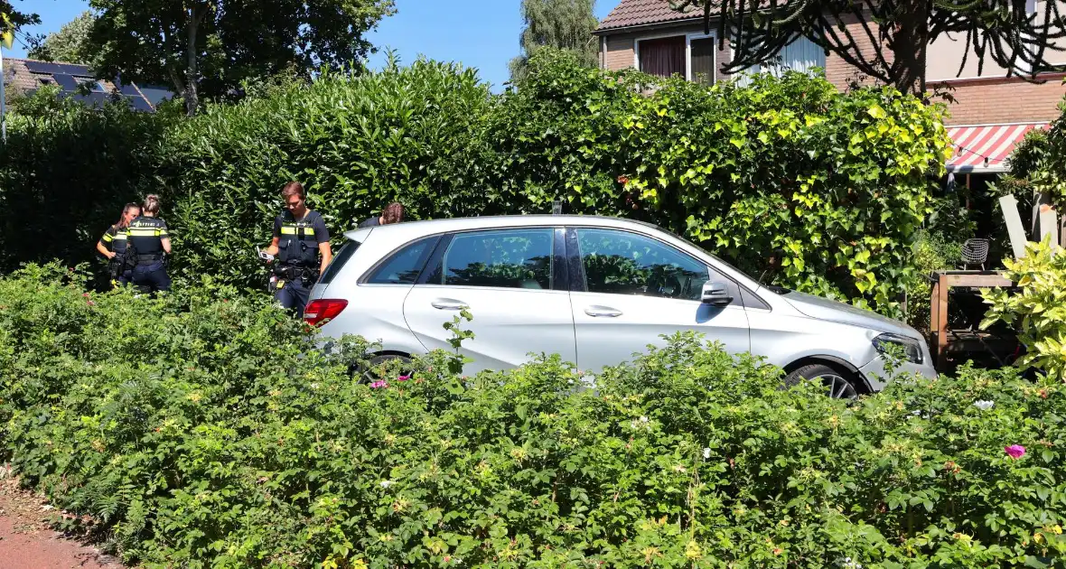Auto vliegt uit de bocht en eindigt tegen tuinschutting - Foto 7