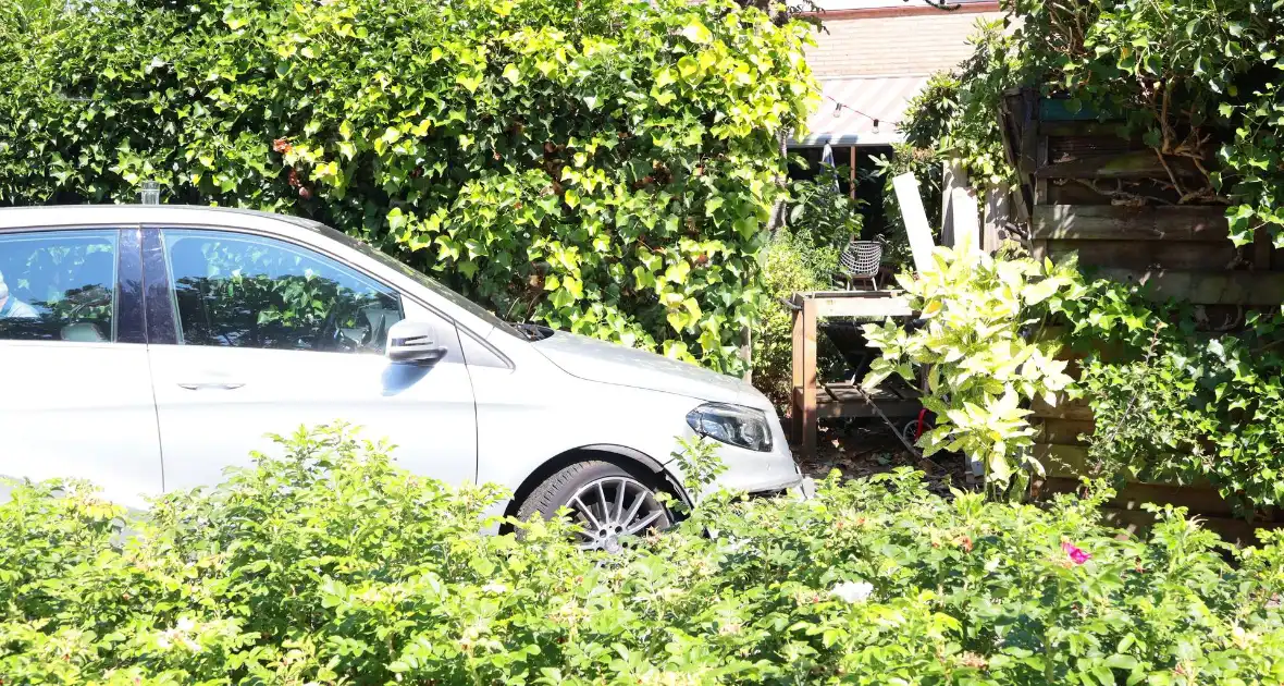 Auto vliegt uit de bocht en eindigt tegen tuinschutting - Foto 8