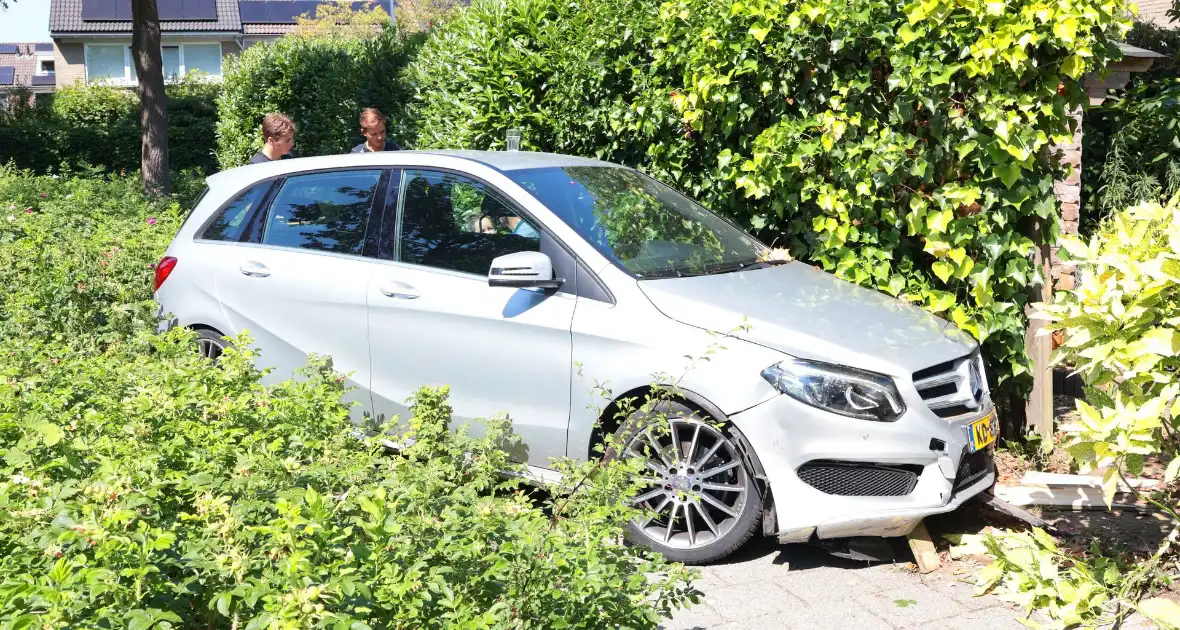 Auto vliegt uit de bocht en eindigt tegen tuinschutting - Foto 9