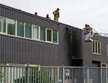 Kleine dakbrand bij kantoorpand snel geblust