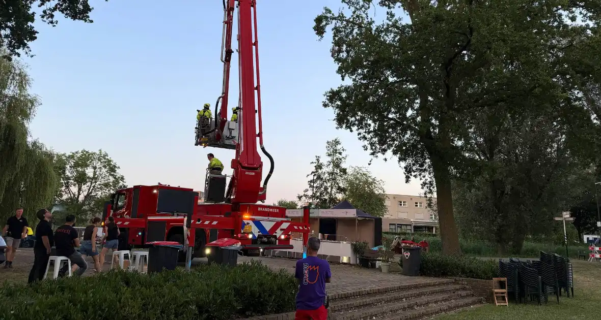 Brandweer verwijdert gevaarlijke tak