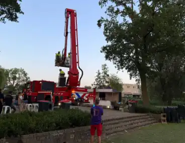 Brandweer verwijdert gevaarlijke tak