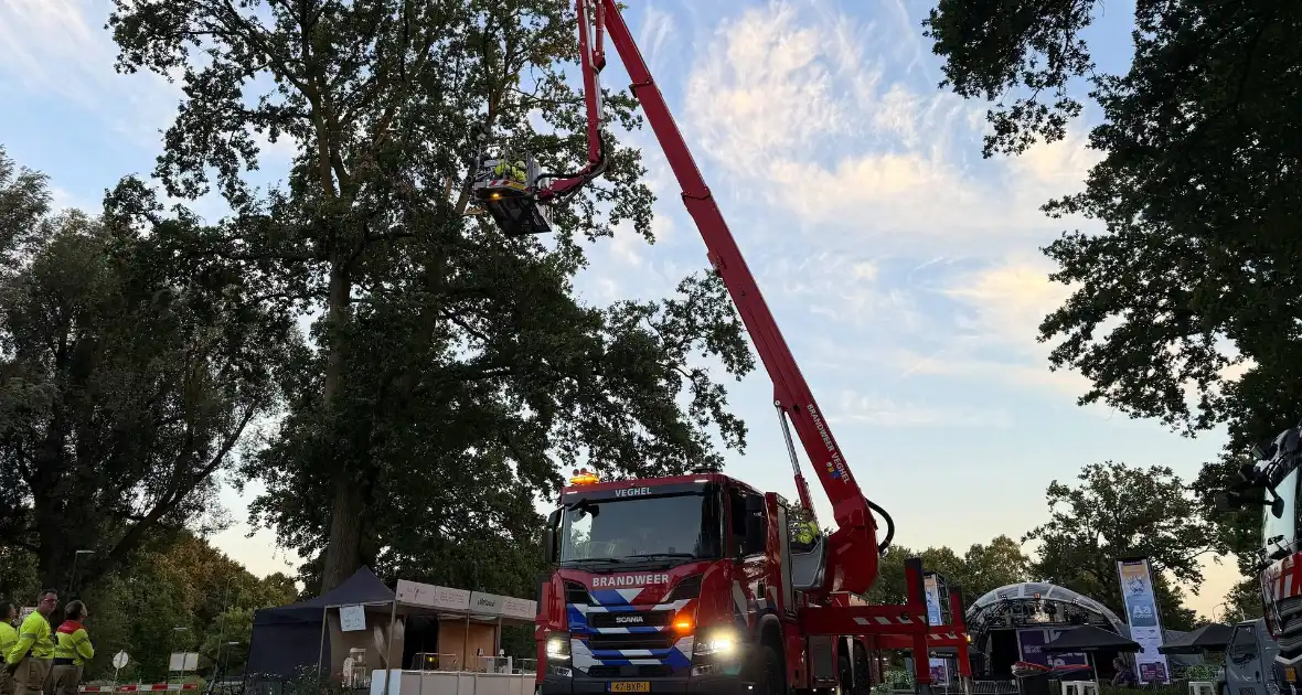 Brandweer verwijdert gevaarlijke tak - Foto 2