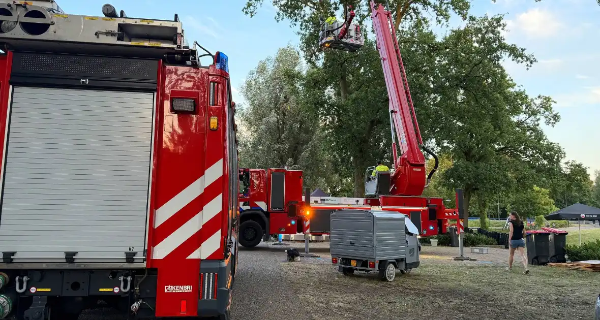Brandweer verwijdert gevaarlijke tak - Foto 3