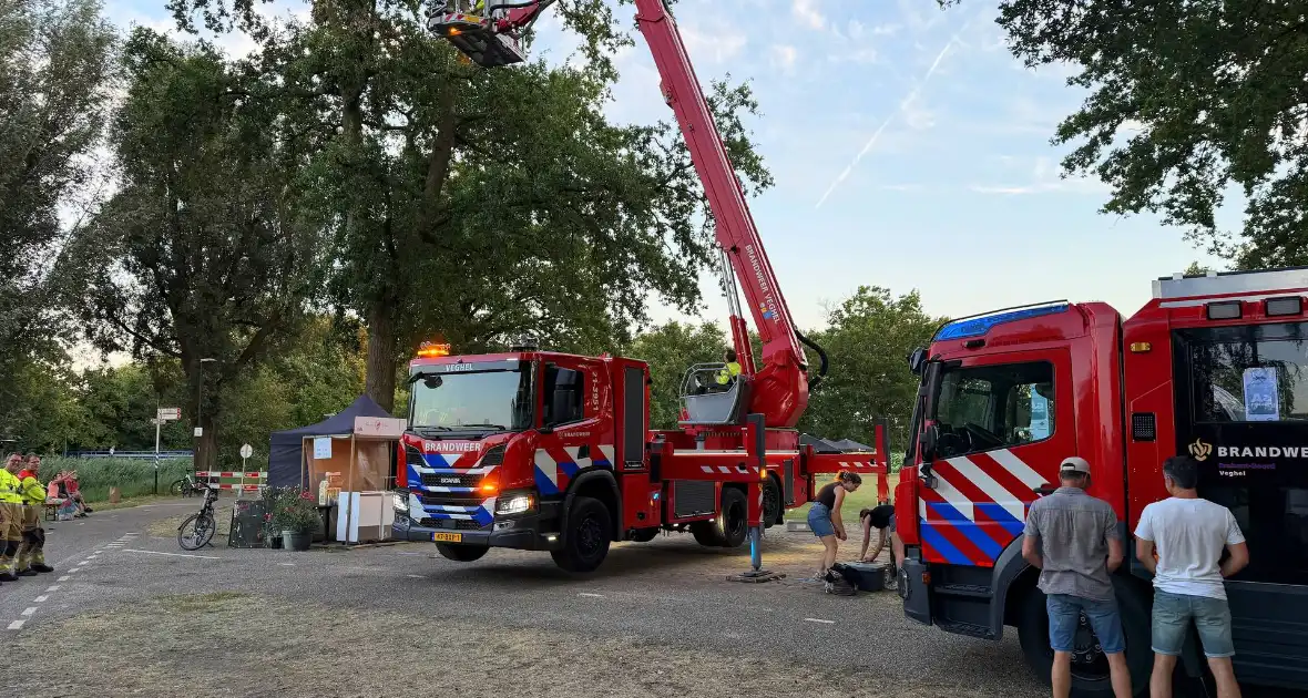 Brandweer verwijdert gevaarlijke tak - Foto 6