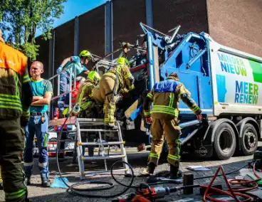 Persoon bekneld in vuilniswagen