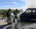 Bestelbus in brand op drukke weg