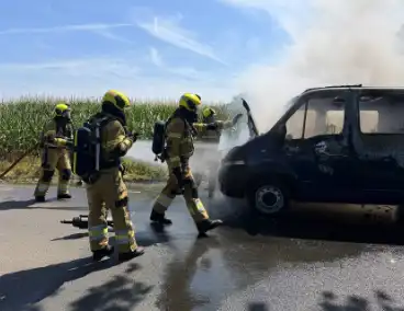 Bestelbus in brand op drukke weg