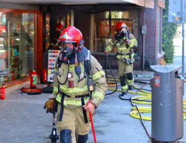 Brand verwoest snackbar en leidt tot ontruiming woningen