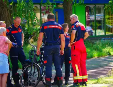 Kind vast tussen spaken van fiets, brandweer schiet te hulp
