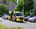 Kind steekt over en botst tegen auto