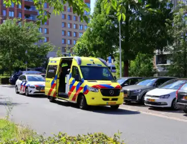 Kind steekt over en botst tegen auto